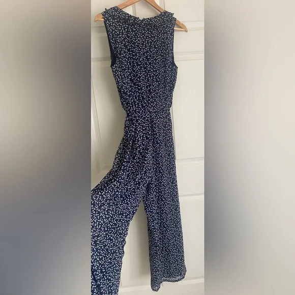 LOFT Outlet Floral Jumpsuit Size 8 Ruffle V-Neck Navy White Effortlessly chic✨ - Picture 7 of 16